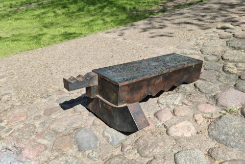 Dedicated to Lithuanian poet Kristijonas Donelaitis (1714-1780). 2011, bronze, steel.